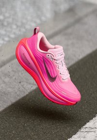 Nike Performance VOMERO PLUS - Laufschuh Straße - hyper pink/burgundy crush/bright crimson