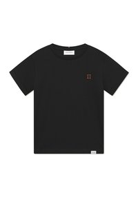 Čierne bavlnené tričko s krátkymi rukávmi a okrúhlym výstrihom. Na ľavej hrudi má malé, vyšívané "II" v oranžovej farbe. Minimalistický dizajn.