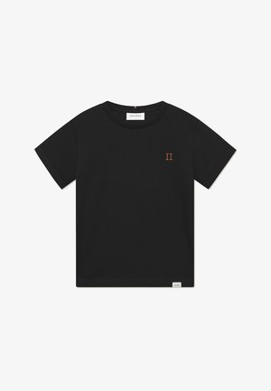 Camiseta de algodón negra con mangas cortas y escote redondo. Presenta un pequeño "II" bordado en color naranja en el lado izquierdo del pecho. Diseño minimalista.