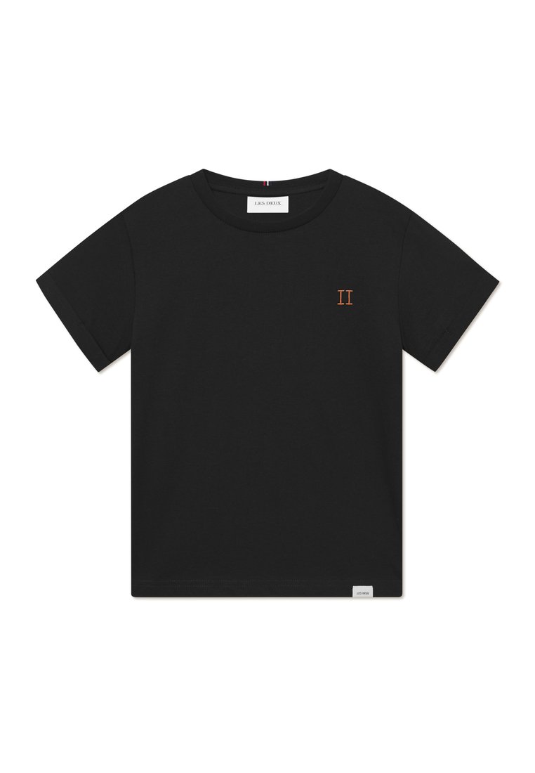 Čierne bavlnené tričko s krátkymi rukávmi a okrúhlym výstrihom. Na ľavej hrudi má malé, vyšívané "II" v oranžovej farbe. Minimalistický dizajn.