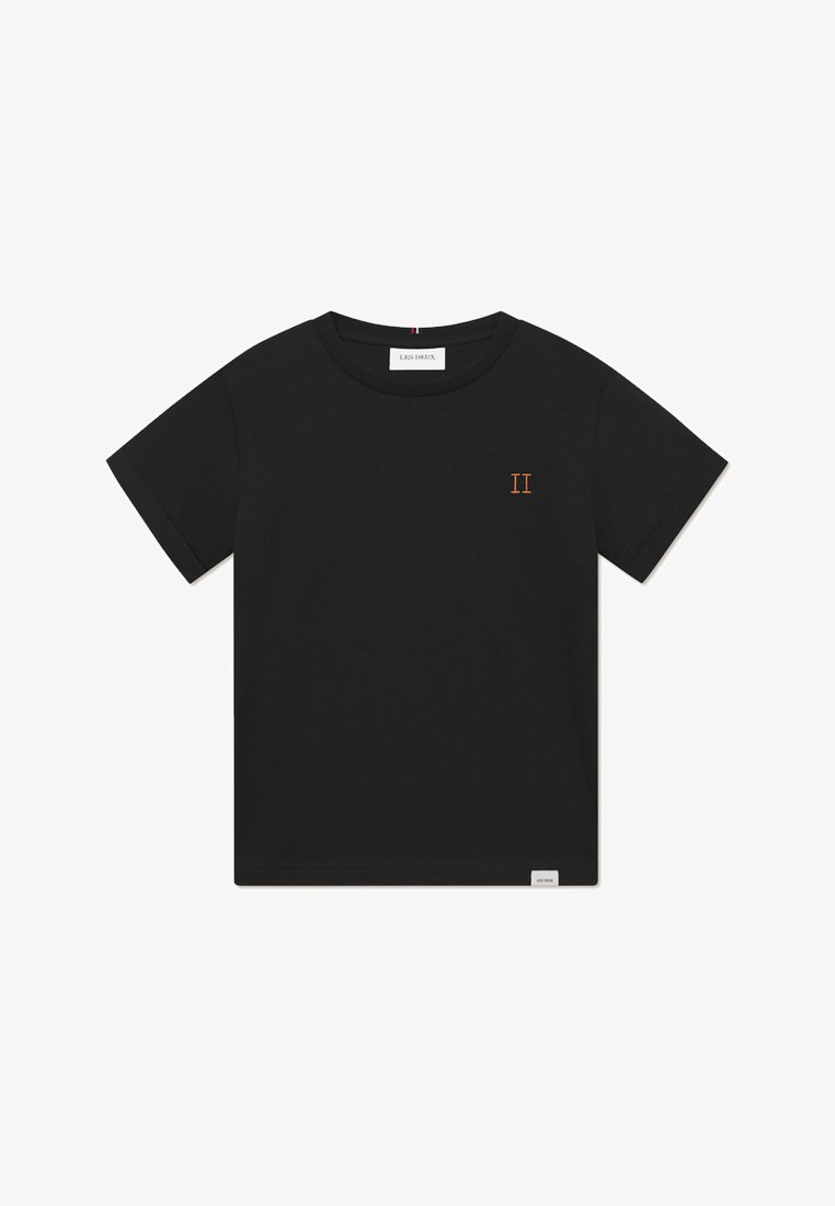 Camiseta de algodão preta com mangas curtas e decote redondo. Apresenta um pequeno "II" bordado em laranja no peito esquerdo. Design minimalista.