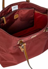 Borsa a tracolla in nylon rosso con dettagli in pelle marrone, caratterizzata da un ampio interno e diverse tasche con zip per l'organizzazione. Design classico e resistente.