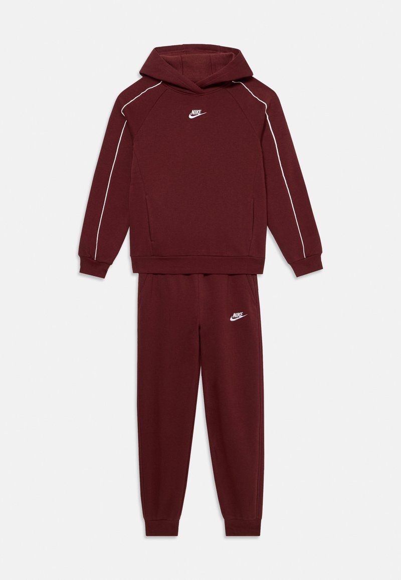 Bordo dukserica s kapuljačom i trenerke napravljene od mekanog materijala. Dukserica ima prednji džep i bijele detalje; oba komada imaju mali logo.