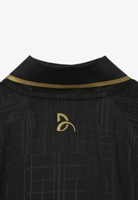 Svart skjorta med ett strukturerat mönster, med en gyllen accentrand på kragen och en liten gyllen logo på baksidan.