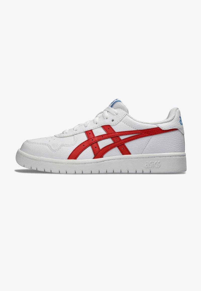 Białe skórzane sneakersy z czerwonymi paskami po bokach i akcentami, z szarym wnętrzem i niebieskim logo na języku. Płaska gumowa podeszwa.