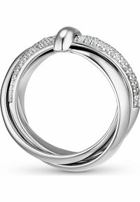 Anello in argento con fasce intrecciate e una finitura liscia e elegante. Una fascia decorata con piccole pietre preziose trasparenti lungo il suo bordo.