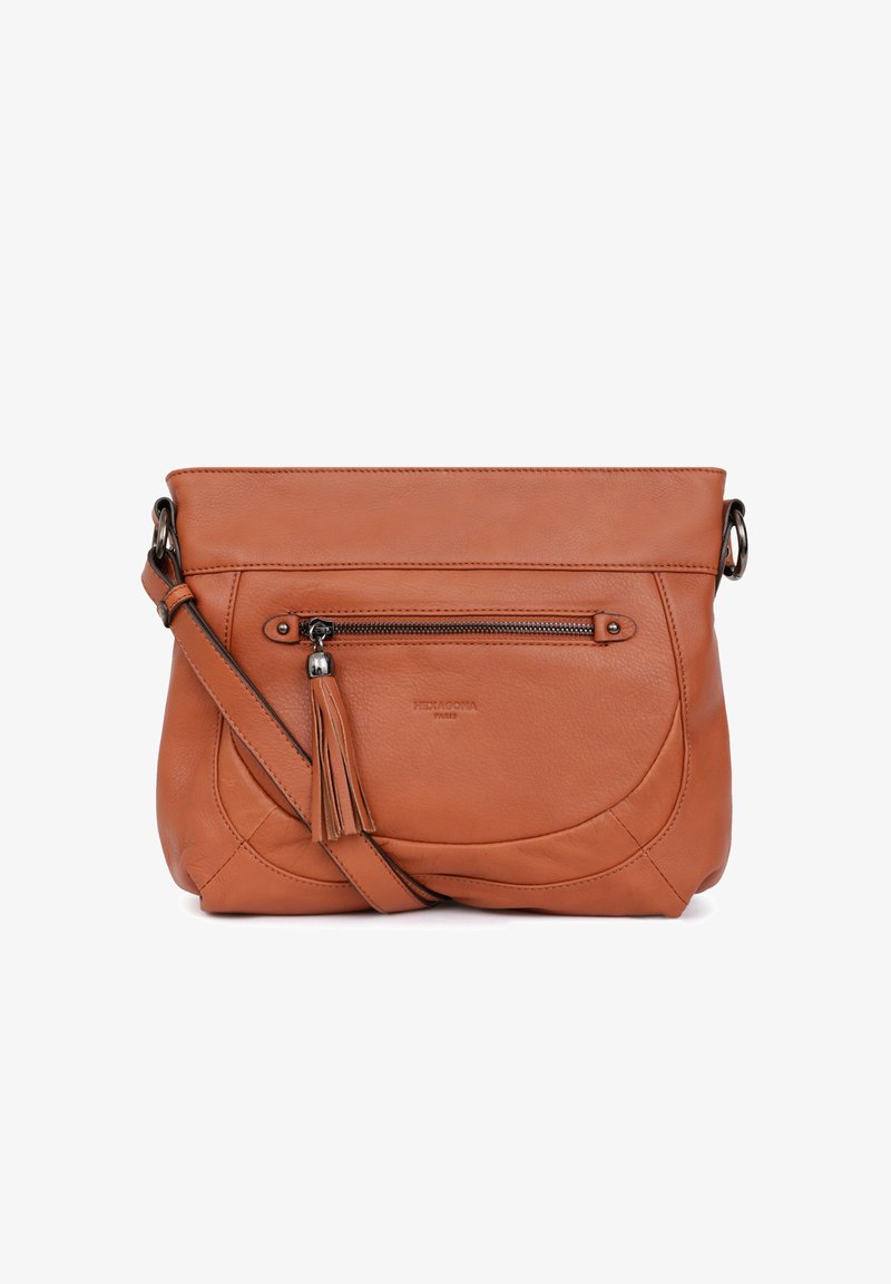 Borsa a spalla in pelle color tan con forma piatta, tasca frontale con zip e decorazione a nappa. Tracolla regolabile e logo impresso sul davanti.