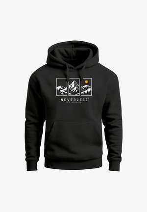 Schwarzer Hoodie mit dreiteiligem Berg- und Waldmotiv und einer orangefarbenen Sonne, darunter der Text "NEVERLESS Into the Unknown".