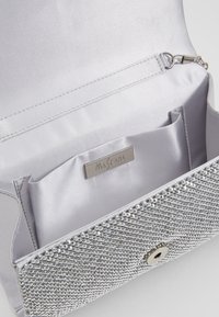 Borsa da sera argentata con superficie texture decorata con strass, dotata di un interno in satin liscio e di un compartimento con etichetta del logo.