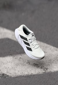 ADISTAR 4  - Løbesko til landevejen - white/black
