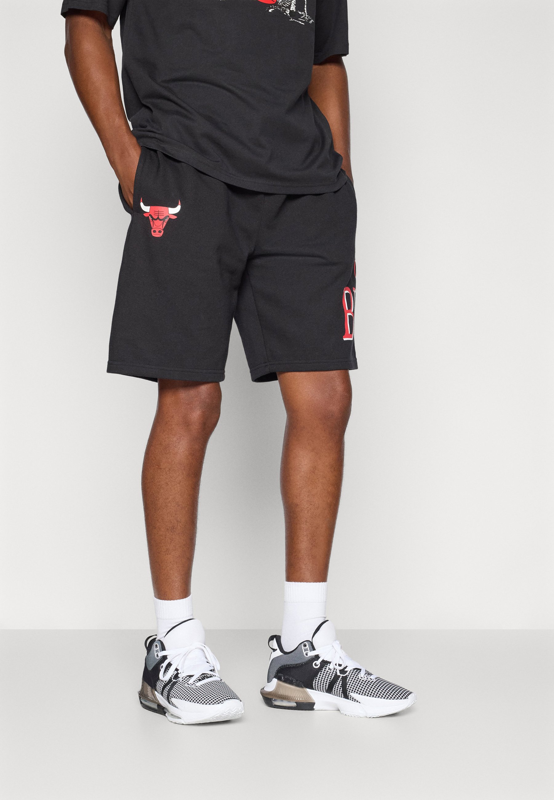Pantalones New Era NBA ESSENTLS Chicago Bulls BLKFDR Hombre | Atmósfera