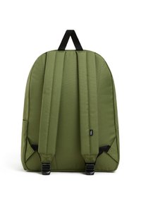 Mochila de tela verde con respaldo acolchado y correas ajustables, que incluye un asa superior y bolsillos laterales. Diseño minimalista y clips robustos.