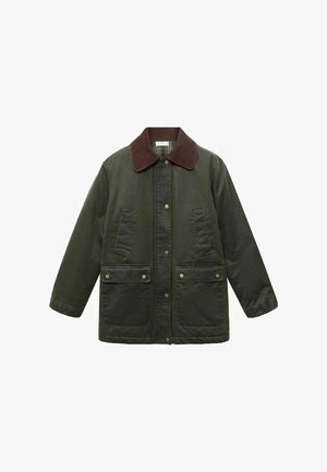 Grøn jakke lavet af slidstærkt stof, med en brun fløjlskrage, to forlommer og trykknaplukninger.