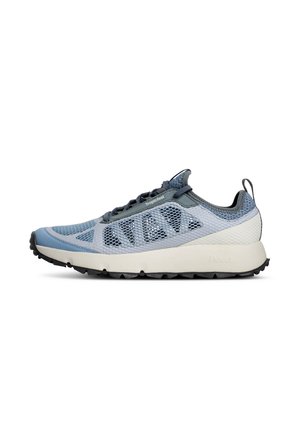Zapatilla deportiva azul claro y gris con parte superior de malla, cierre de cordones negro, entresuela blanca acolchada y suela exterior negra texturizada.