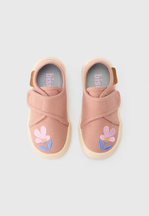 Chaussures en tissu rose à enfiler avec une bride velcro, ornées de fleurs brodées roses et bleues sur l'avant, et une semelle en caoutchouc beige.
