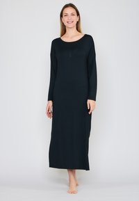 Czarna długa koszula nocna z długim rękawem o okrągłym dekolcie, wykonana z miękkiego materiału, z subtelnym wzorem na piersi i prostą sylwetką.