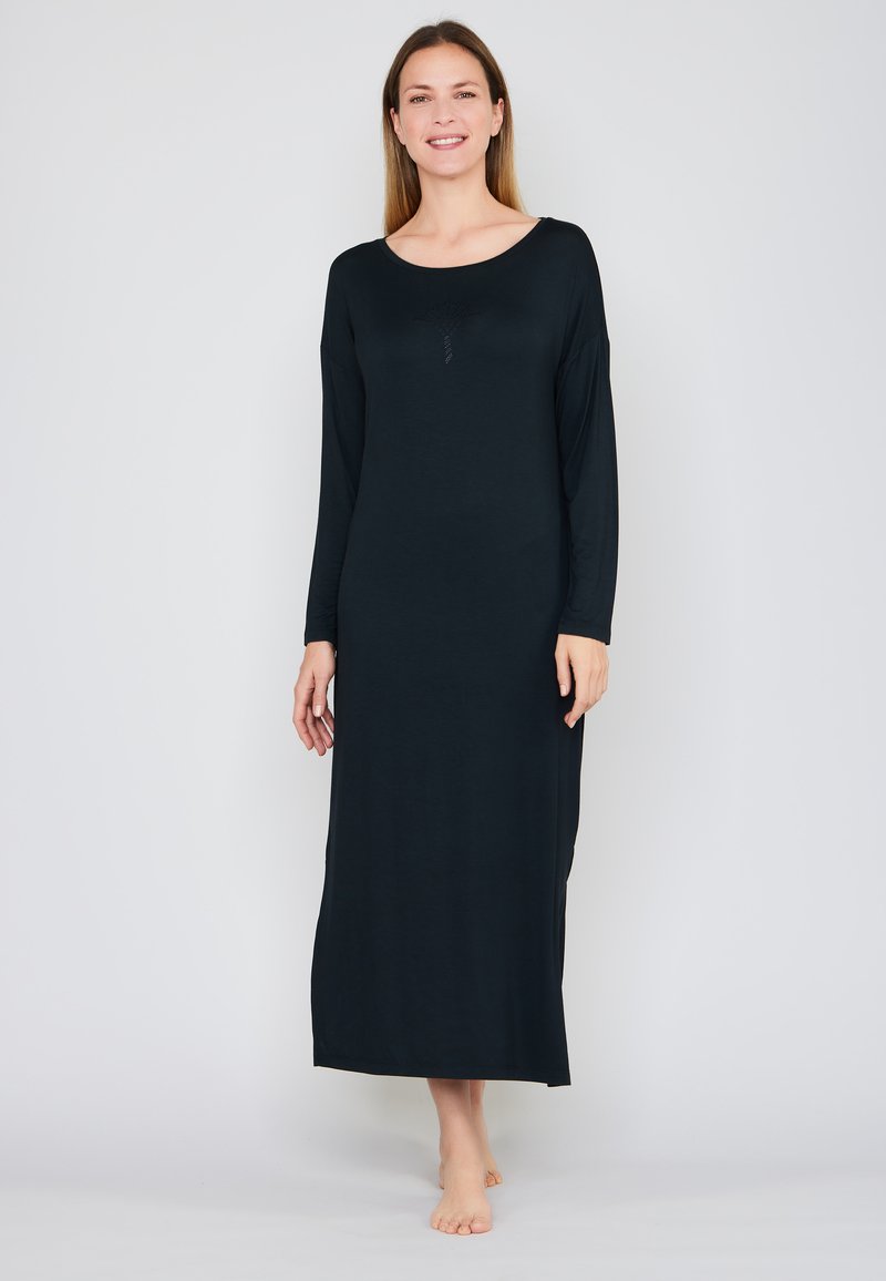 Czarna długa koszula nocna z długim rękawem o okrągłym dekolcie, wykonana z miękkiego materiału, z subtelnym wzorem na piersi i prostą sylwetką.