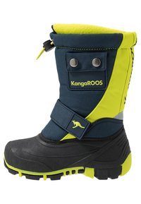 KangaROOS Kinderstiefel mit einem Obermaterial aus dunkelblauem Textil, leuchtenden gelben Akzenten, Gummisohle, verstellbarem Riemen und einem kurzen Schaftdesign.
