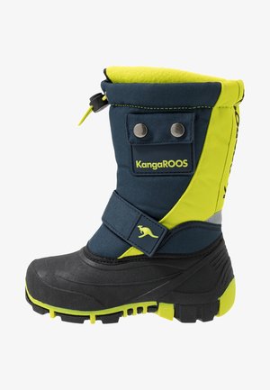 KangaROOS Kinderstiefel mit einem Obermaterial aus dunkelblauem Textil, leuchtenden gelben Akzenten, Gummisohle, verstellbarem Riemen und einem kurzen Schaftdesign.