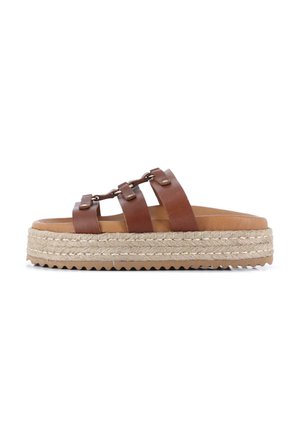 Sandalias de plataforma de cuero marrón con tres correas superpuestas, suela envuelta en yute y una suela de goma texturizada para mayor agarre.