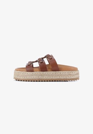 Sandalias de plataforma de cuero marrón con tres correas superpuestas, suela envuelta en yute y una suela de goma texturizada para mayor agarre.