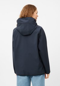 Giacca impermeabile blu navy con cappuccio, caratterizzata da una texture liscia e due tasche laterali. Progettata con una vestibilità comoda e dettagli di cucitura.