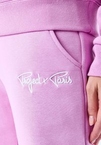 Roze katoenen joggingbroek met een ribbel-brede tailleband, zijzak en geborduurd 'Project x Paris' logo in het wit. Glad textuur met een relaxte pasvorm.