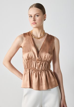 Topper - tawny brown