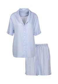 Ensemble de pyjama composé d'une chemise à manches courtes bleu clair avec boutons et d'un short assorti à cordon de serrage, tous deux rayés verticalement de fines lignes blanches.