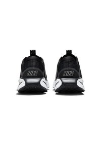 Černé sportovní boty s texturovaným svrškem, polstrovaným límcem a bílou podrážkou s černými akcenty, na patě s výrazným logem Nike.