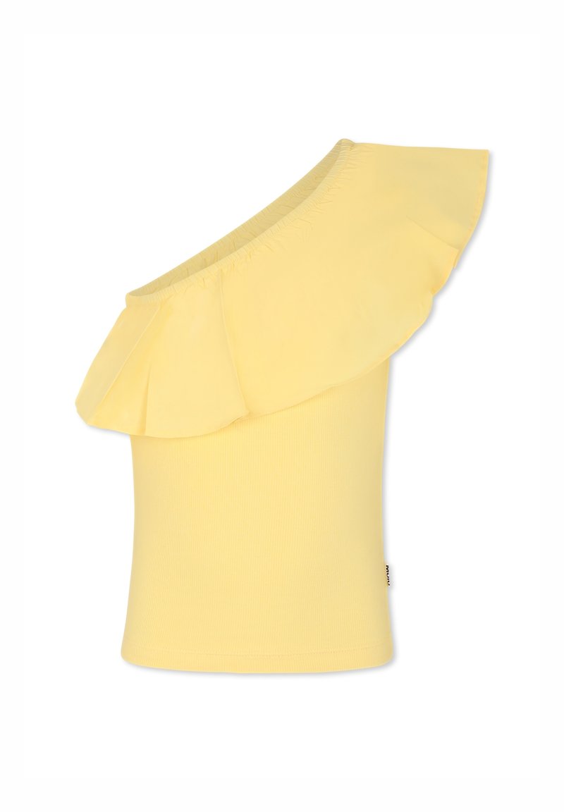 Top giallo a spalla unica con ruches fluttuanti lungo lo scollo e un corpo aderente a costine. Il materiale appare liscio e elastico.