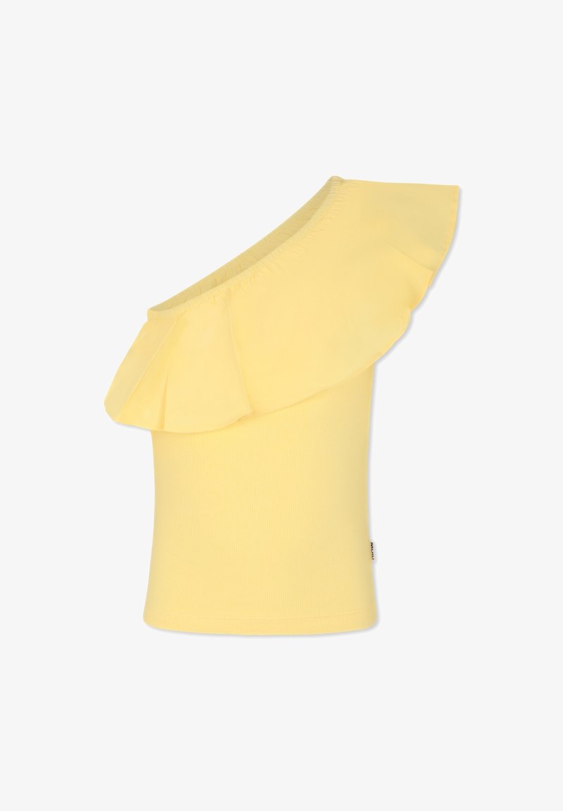 Top giallo a spalla unica con ruches fluttuanti lungo lo scollo e un corpo aderente a costine. Il materiale appare liscio e elastico.