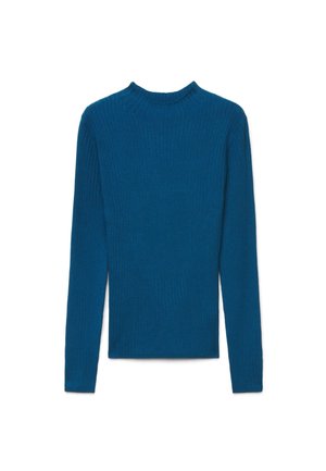 Langärmliger blauer gerippter Strickpullover mit hohem rundem Ausschnitt, flach auf weißem Hintergrund dargestellt.