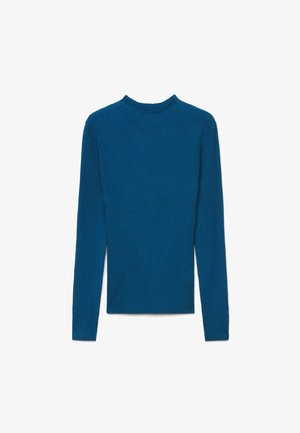 Maglione a maniche lunghe blu con maglia a coste e collo alto e rotondo, mostrato disteso su uno sfondo bianco.