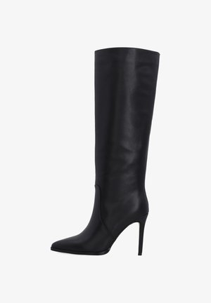 Schwarze Lederstiefel bis zum Knie mit spitzem Finger und Stiletto-Absatz. Das elegante Design verfügt über keine sichtbaren Beschläge oder Verzierungen.