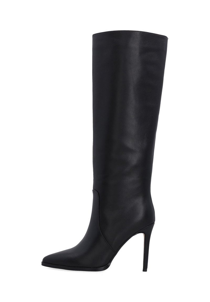 Zwart leren kniehoog laars met een spitse neus en stilettohiel. Het slanke ontwerp heeft geen zichtbare hardware of versieringen.