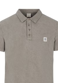 Grijze katoenen polo met een klassieke kraag, vier knoopsluiting en een klein logo label op de borst. Textuur en casual ontwerp.