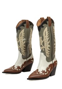 Botas de vaquero con punta afilada, base de cuero marrón y caña de color verde oliva que presenta intrincados patrones y costuras en crema.