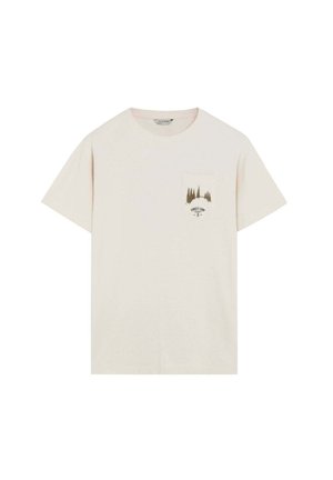 Camiseta beige de manga corta con cuello redondo y pequeño bolsillo delantero que presenta un gráfico de árboles del bosque y el texto "Forest Camp".