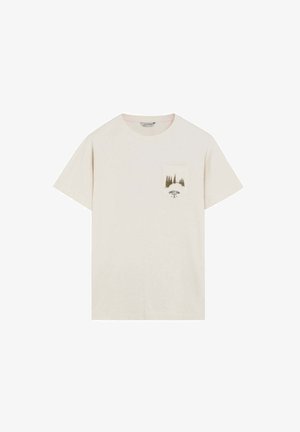 Camiseta beige de manga corta con cuello redondo y pequeño bolsillo delantero que presenta un gráfico de árboles del bosque y el texto "Forest Camp".
