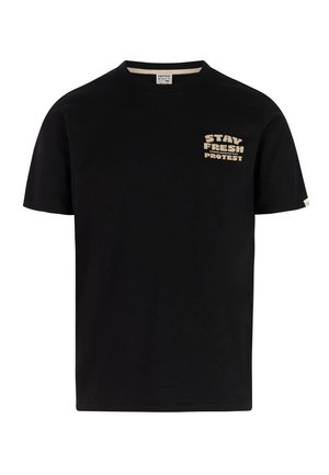 Camiseta de algodón negra con los textos "STAY FRESH" y "PROTEST" en beige, cuello redondo, mangas cortas, ajuste relajado, con una etiqueta cosida en el lateral.