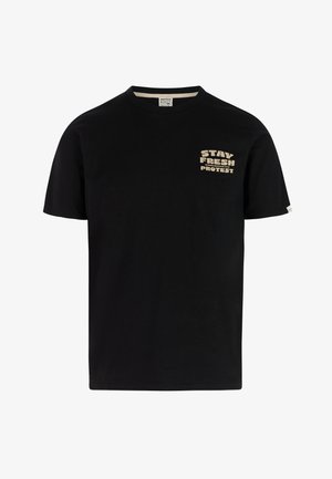 Camiseta de algodón negra con los textos "STAY FRESH" y "PROTEST" en beige, cuello redondo, mangas cortas, ajuste relajado, con una etiqueta cosida en el lateral.