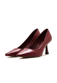 Décolleté in pelle bordeaux con punta affusolata, design elegante e tacco affusolato distintivo. Texture liscia con finitura lucida.