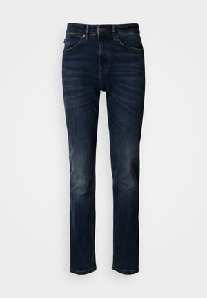 Blugi din denim albastru închis, cu croială dreaptă, prevăzuți cu un design tradițional cu cinci buzunare, cusături vizibile și închidere cu nasture în talie.