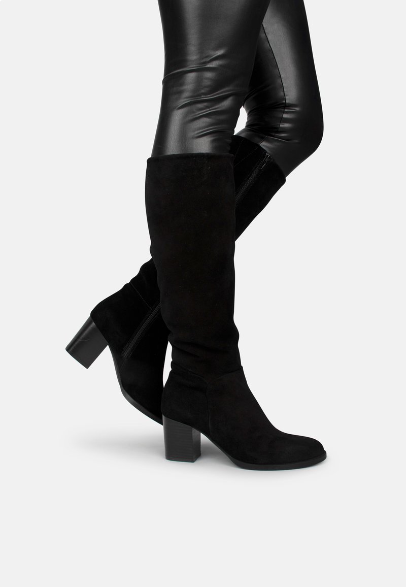 Zwarte kniehoge laarzen van zacht suede, met een blokhak en een ritssluiting aan de zijkant, bijzonder elegant en aansluitend van ontwerp.