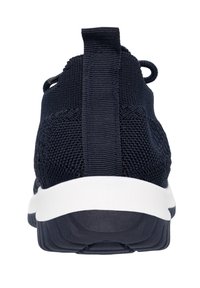 Scarpa da ginnastica blu navy con superiore in maglia tessuta, suola intermedia bianca e suola in gomma. Presenta una linguetta in tessuto sul tallone.
