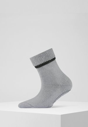 Calzino grigio a costine con una striscia nera solida in cima. Presenta un design a maglia testurizzata e una suola antiscivolo. Materiale leggero.