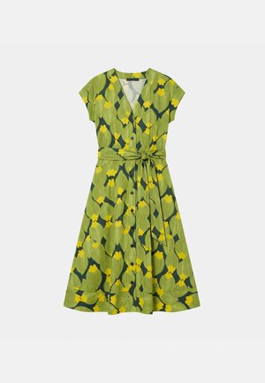 Vestito verde con maniche corte, davanti con bottoni, cintura in vita e motivo floreale giallo su tutta la superficie.