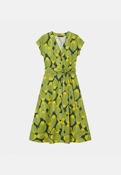 Robe verte à manches courtes, boutonnée sur le devant, avec ceinture à la taille et motif floral jaune sur toute la surface.