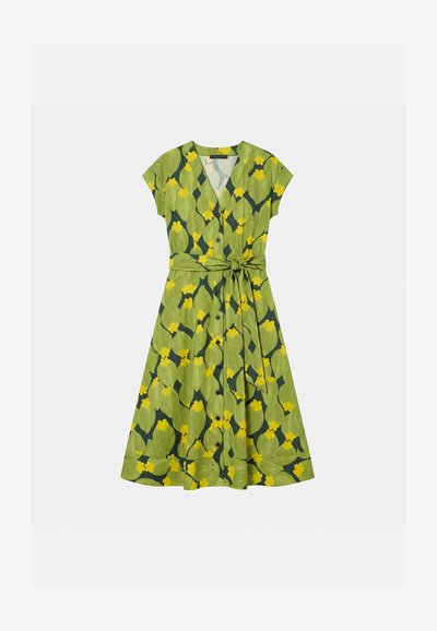 Robe verte à manches courtes, boutonnée sur le devant, avec ceinture à la taille et motif floral jaune sur toute la surface.